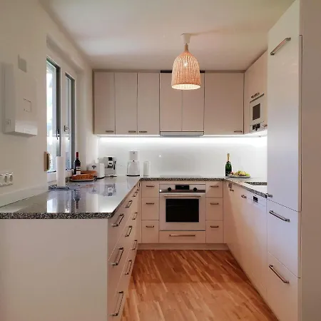 Modern In With Garden Daire *